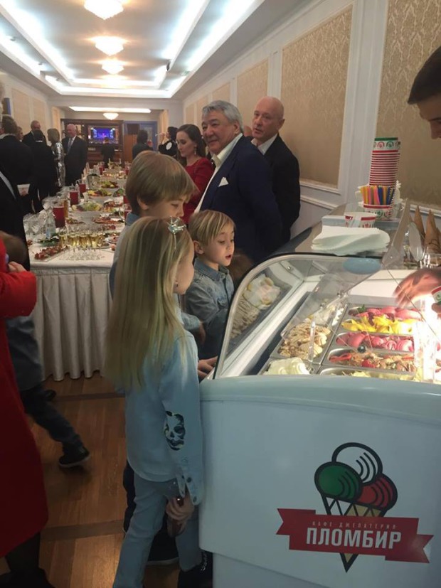 Гости кремлевского фуршета у витрины джелатерии "Пломбир"