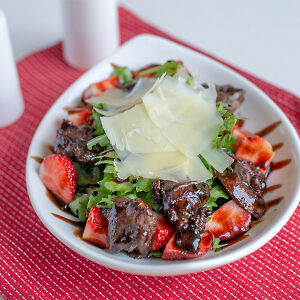 Салат из куриной печени, клубники и пармезана